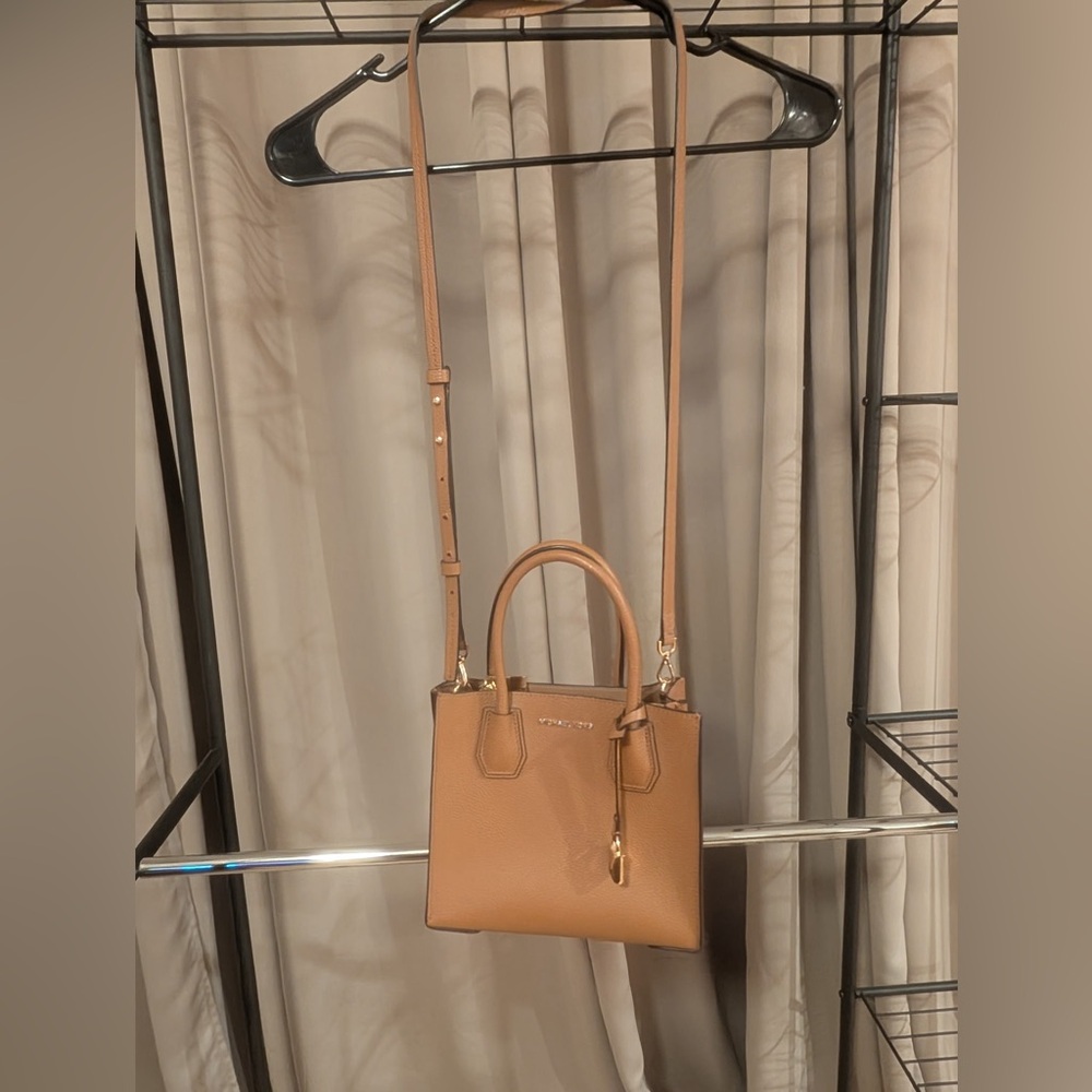 Michael Kors Tan Crossbody Bag with Sophisticated Design